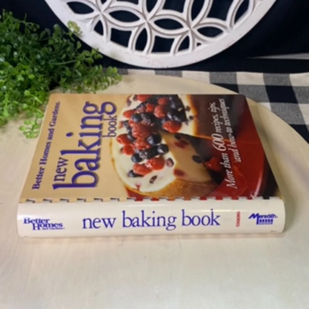 Better Homes and Gardens‎ New Baking Book - Cream and Red Cover